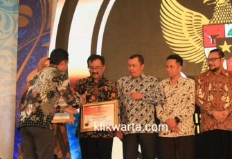 Asisten Administrasi Umum Setda Pemkab Blitar Mahadin (empat dari kanan) saat menerima penghargaan dari Komisi Informasi Jawa Timur.