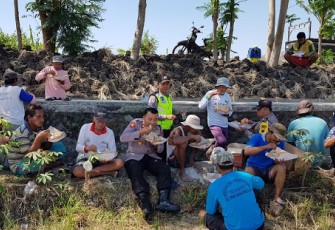 TNI Dan Polri Makan Bersama Petani
