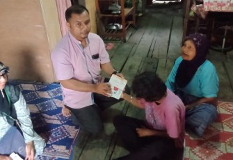 Anggota DPRA Muslim Serahkan Bantuan Bagi Penyandang Disabilitas