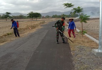 Peduli Kebersihan Babinsa Cawas Bantu Potong Rumput