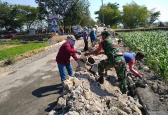  Babinsa Ngandong Bersama Warga Bangun Talud Jalan