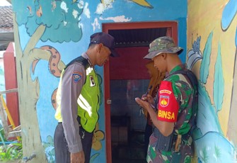 Babinsa Bersama Petugas Puskesmas Cek Kebersihan Rumah Warga Jogonalan  