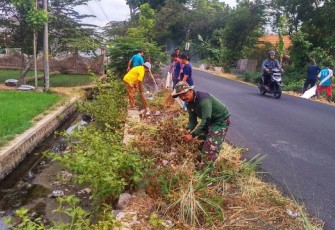 Babinsa Royong Bersihkan Sampah di Sepanjang Jalan