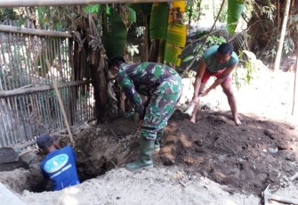 Babinsa Karangnongko Bangun Jambanisasi Untuk Warga   