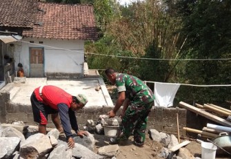 Babinsa Ikut Gotong Royong Bangun Rumah   