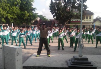 Babinsa Senam Bersama Murid SMP N 1 Manisrenggo   