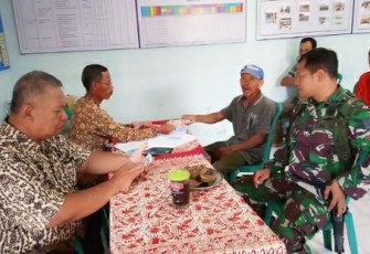 Babinsa Wonosari Dampingi Pemerintah Desa Bagikan Dana Jambanisasi   