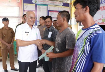 Bupati Bengkulu Selatan Gusnan Mulyadi Serahkan Ratusan Sertifikat Tanah Pada Warga Kedurang Dan Kedurang Ilir