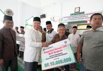 Gubernur Bengkulu Rohidin Mersyah saat Salurkan Dana CSR Bank Bengkulu
