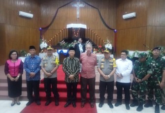 Gubernur Bengkulu dan Kapolda serta rombongan foto bersama saat meninjau langsung ke Gereja HKBP
