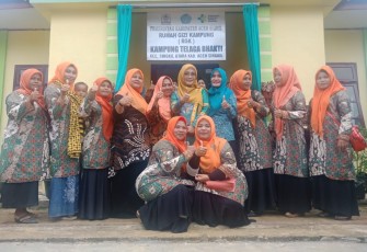 Ibu Plt.Gubernur Aceh Dyah Erti Idawati Nova Iriansyah didampingi ibu Bupati Aceh Singkil Atmah Dulmusrid foto bersaman dengan pengurus PKK usai meresmikan Rumoh Gizi Gampong (RGG) Telaga Bakti Singkil Utara.