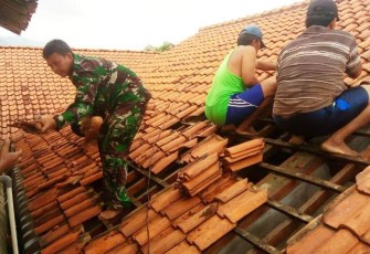 Rumah warga yang terkena puting beliung