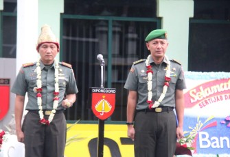 Komandan Kodim yang lama dan baru saat tradisi satuan