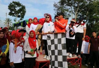 Bupati Lambar Bersama ketua PKK Lambar Partinia Parosil mengibarkan bendera tandanya di mulai jalan sehat