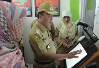 Wakil Walikota Tegal M. Jumadi dalam kunjungannya di Puskesmas