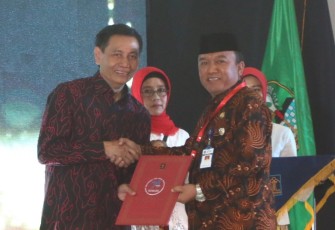 Wakil Walikota Tegal M. Jumadi saat terima penghargaan