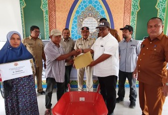 Wabub Aceh Utara Serahkan Bantuan Pemulihan Ekonomi Pasca Bencana