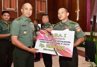 Mayjen TNI Arif Rahman menyerahkan hadiah kepada para pemenang kategori Dansatgas