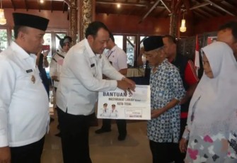 Walikota dan Wakil Wali Kota Tegal saat memberikan santunan secara simbolis