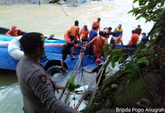 Proses evakuasi korban pasca kecelakaan