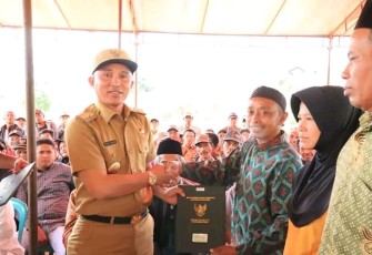 Bupati Lambar Bagikan Sertifikat ke Warga