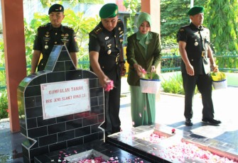 Komandan Kodim 0723 Klaten Letkol Kav Minarso Melakukan Tabur Bunga 