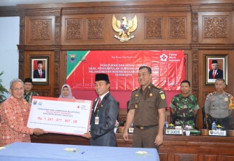 Pengumpulan sumbangan Bulan Dana Palang Merah Indoensia (PMI) Kabupaten Batang