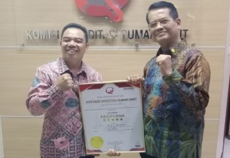 Direktur RSUD M Yunus dr dr Zulkimaulub Ritonga Sp An Menerima Sertifikat Akreditasi Paripurna SNARS Dari Ketua Eksekutif Komisi Akreditasi Rumah Sakit Dr dr Sutoto M Kes