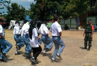 Babinsa Koramil 02 Jogonalan Latih PBB Siswa SMA 