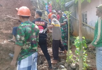TNI/Polri Kembali Bersihkan Longsoran Tebing Menimpa Rumah Warga