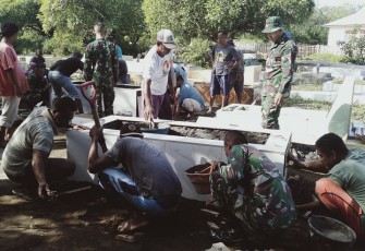 Satgas Yonif RK 136/TS Bantu Warga Perbaiki TPU Liang