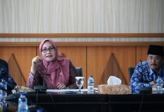 Asisten II Setda Provinsi Bengkulu bidang Perekonomian dan Pembangunan Yuliswani saat menggelar rapat koordinasi bersama OPD terkait