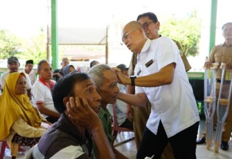 Bupati Bengkulu Selatan Gusnan Mulyadi Berikan Bantuan 
