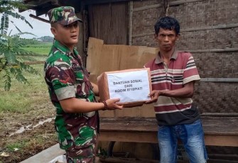 Anggota Koramil 04/Kayen saat memberikan bantuan