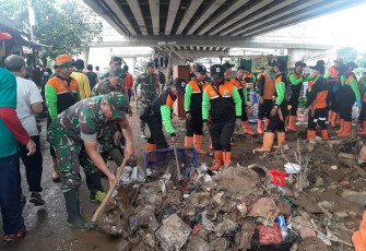 Walikota Jaksel dan Personel TNI Bantu Warga Bersihkan Lumpur dan Sampah Akibat Banjir