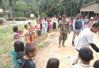 Babinsa Desa Pematang Dampingi Relawan ACT Hibur Anak-anak Dengan Permainan Outbond