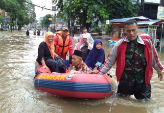 Koramil 05/Tanah Abang Bersama Anggota Basarnas dan Polri Berjibaku Evakuasi Warga