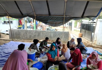 Personel Kodim 0209/LB Ikut Bantu di Dapur Umum Posko Tanggap Bencana 