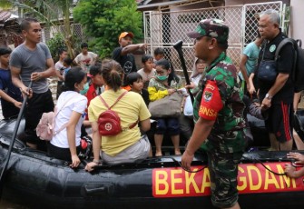 Kasdim 0504/JS Turun Langsung Evakuasi Warga