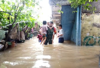 Sernan Dua Kardiyo Babinsa saat membantu proses evakuasi