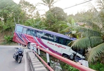 Pasca kecelakaan tampak badan bus nyaris masuk ke sungai Jembatan Way Karudang