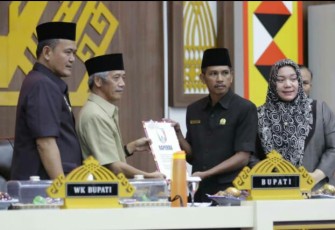 Pembagian sertifikat secara simbolis oleh Wabup Pringsewu