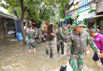 Personel TNI sigap bantu warga bersihkan sampah banjir