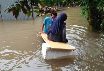 Tampak warga saat menghindari banjir