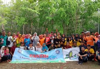 Ketua dan Wakil Penggerak PKK Bersama Forum Anak Tegal Bahari Awali Giat Tahun 2020 dengan bersihkan pantai