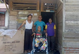 Bupati Bengkulu Selatan Gusnan Muyadi Beri Bantuan Kursi Roda Pada Warganya 