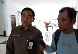 Kepala Bappeda Malang Tomie Herawanto (kiri) saat dikonfirmasi awak media