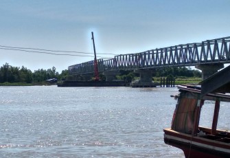 Pembangunan jembatan Kilangan Singkil Kabupaten Aceh Singkil Provinsi Aceh pemasangan rangka baja masih terus berlanjut.