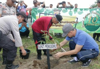Bupati Pringsewu H Sujadi Tanam Pohon di Mapolres Pringsewu 