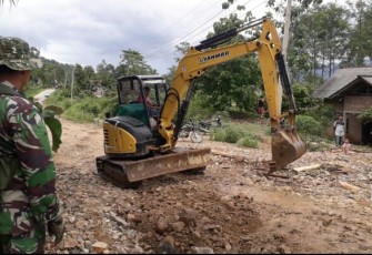 Alat Berat Membersihkan Matrial Banjir Yang Menutupi Jalan Lintas Barat Semaka
